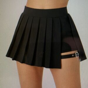 Halara pleaded athletic skirt with buckle size extra small NWT